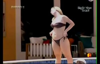 Quero ver pornô foda na piscina com gostosa